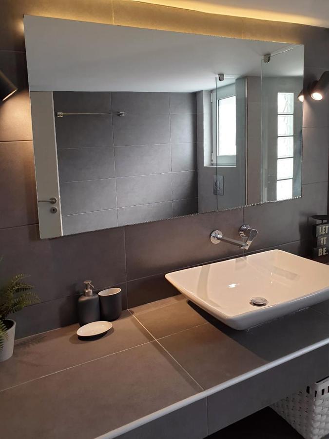 Mama's - 2 Bedroom Near Acropolis Apartment *
